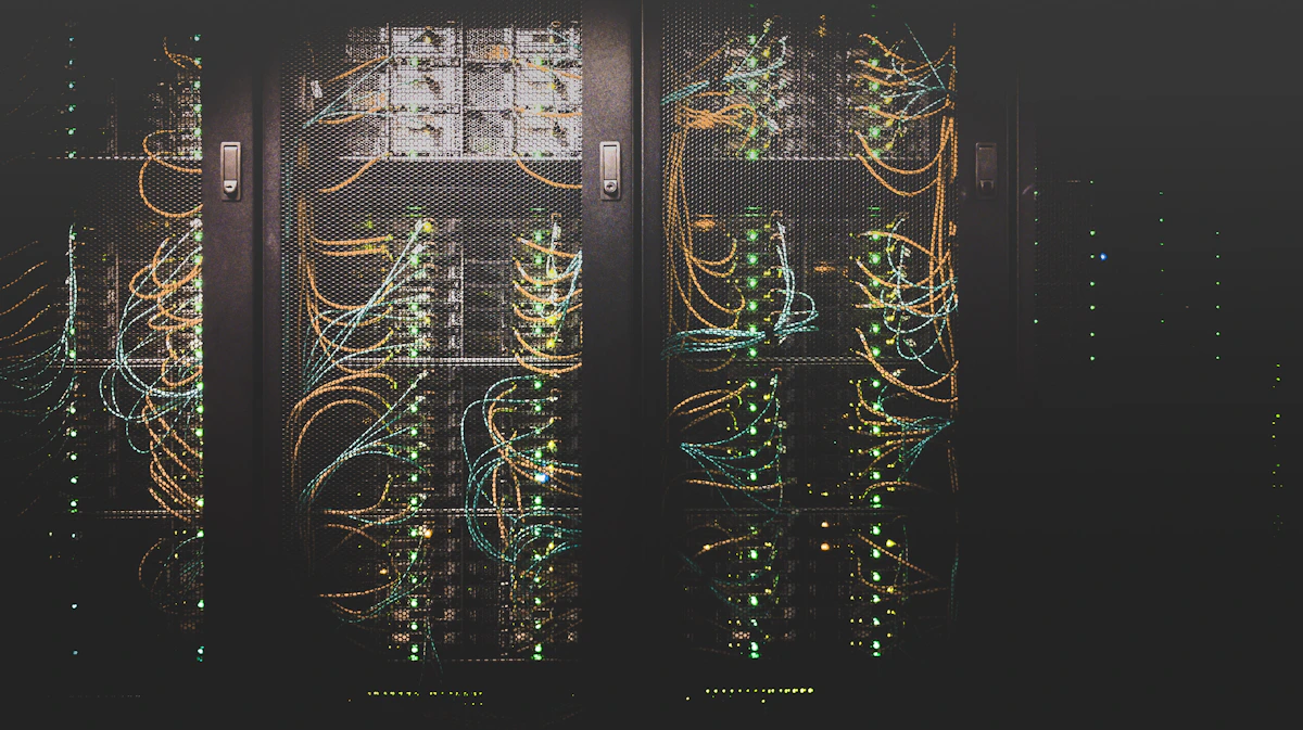 Corredor de servidores iluminado em data center