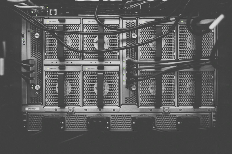 Fileiras de racks em sala de dados com luz azul